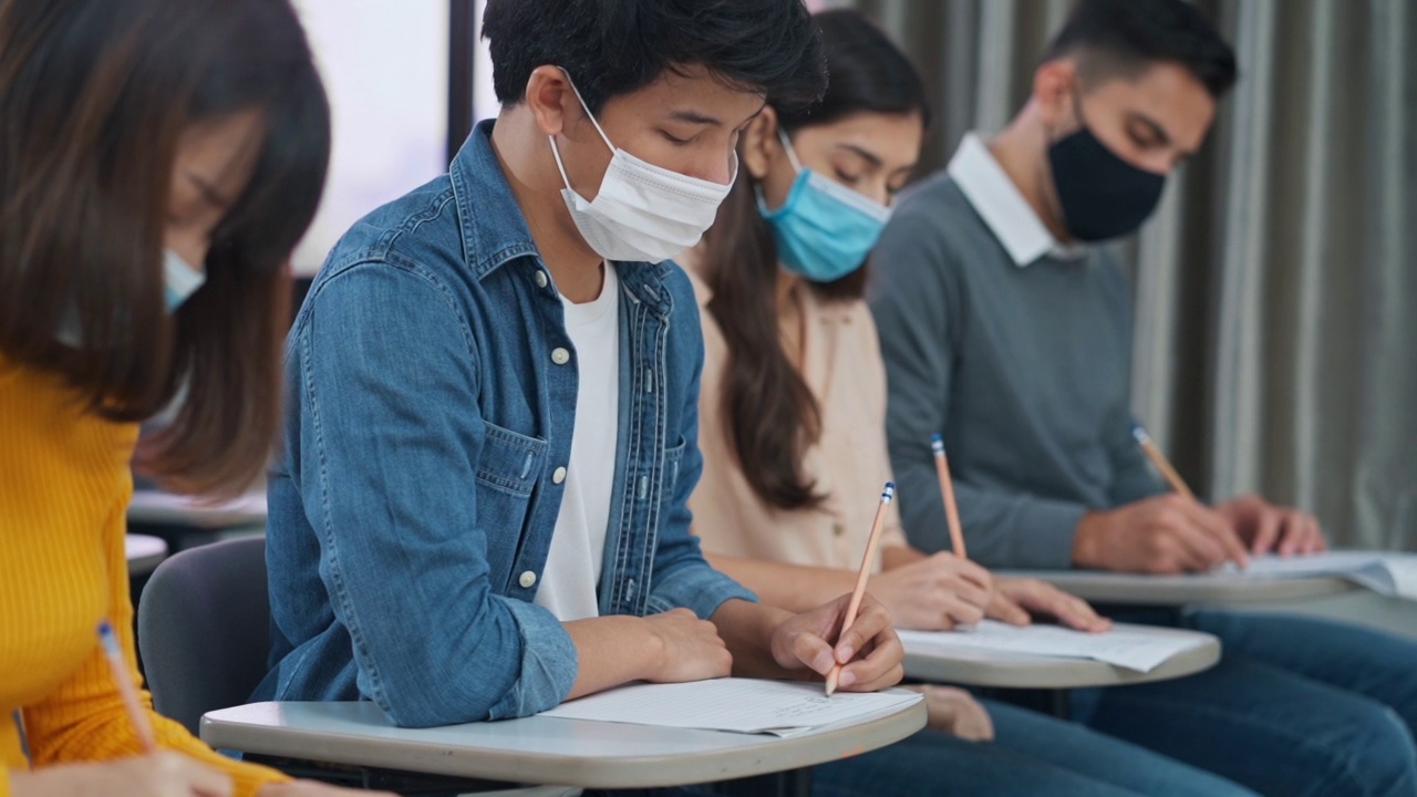 大学生在教室里学习和写笔记视频素材