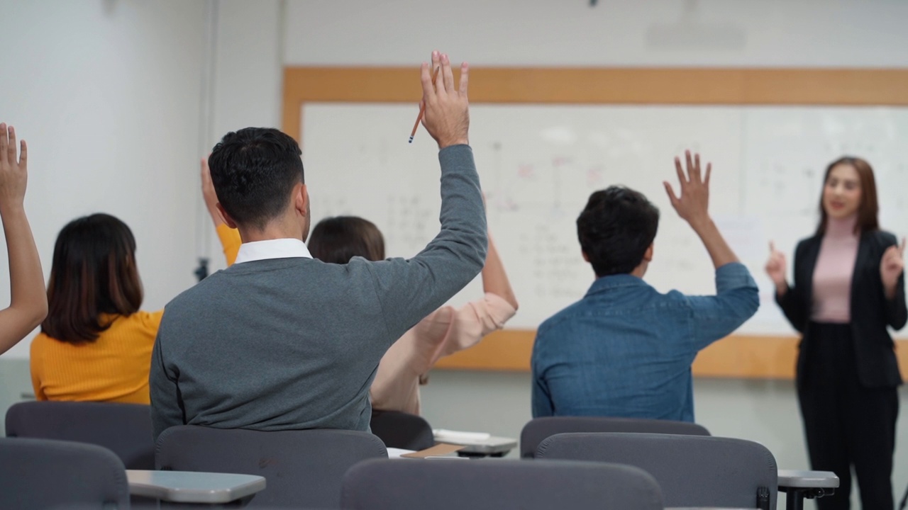 学生在课堂上举手回答老师的问题视频素材