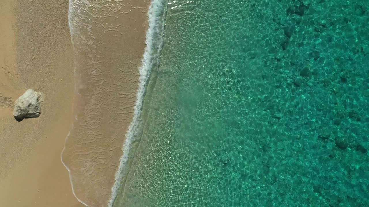 鸟瞰湛蓝的大海和海浪视频素材