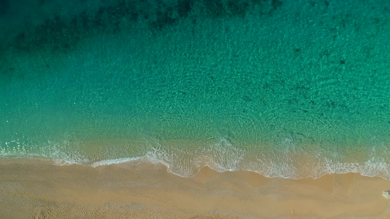 鸟瞰湛蓝的大海和海浪视频素材