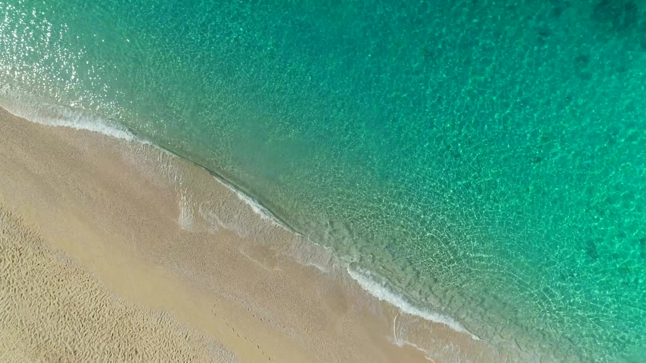 鸟瞰湛蓝的大海和海浪视频素材