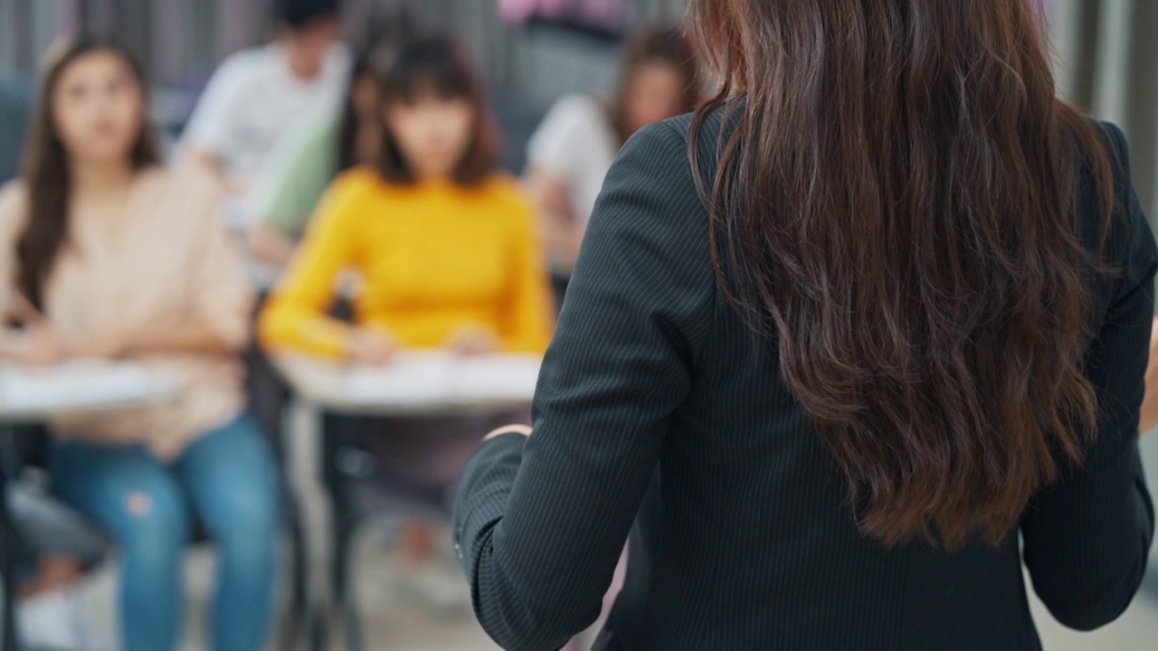 老师在教室里教学生的背影视频素材