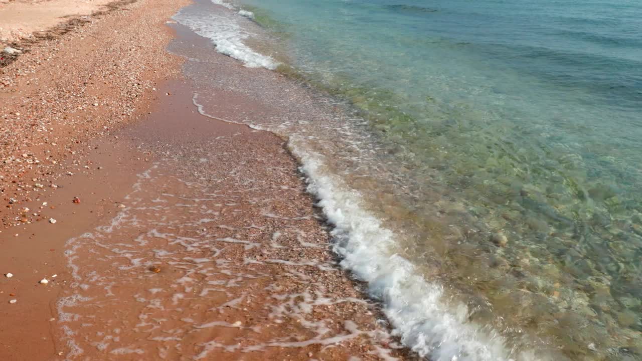 美丽的海景，海浪在沙滩上翻滚。希腊。视频素材