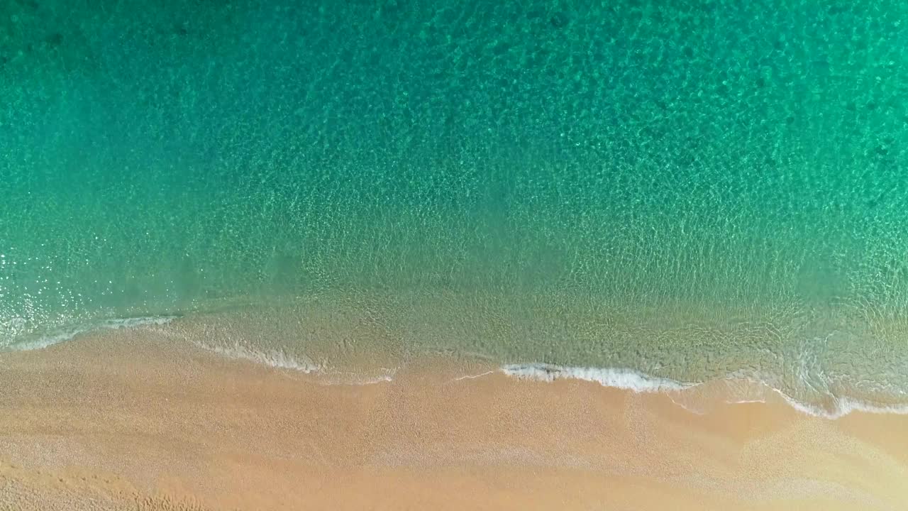 鸟瞰湛蓝的大海和海浪视频素材