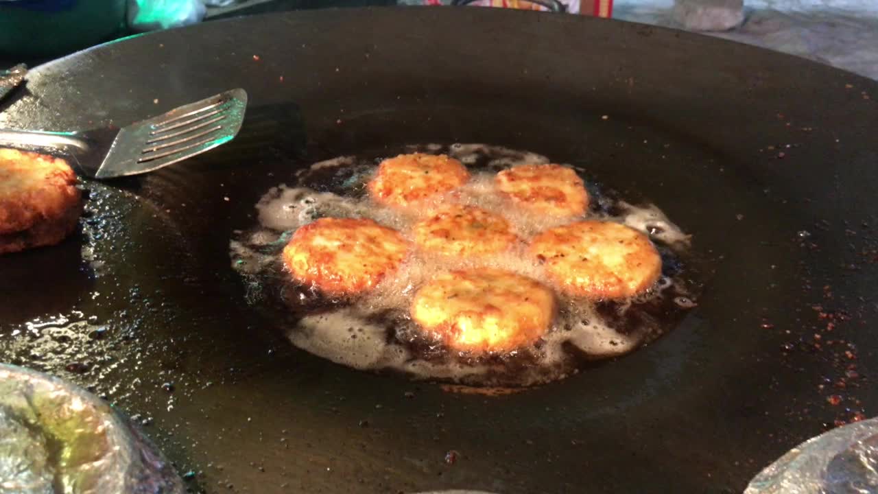 土豆馅饼(Aloo Tikki)视频素材