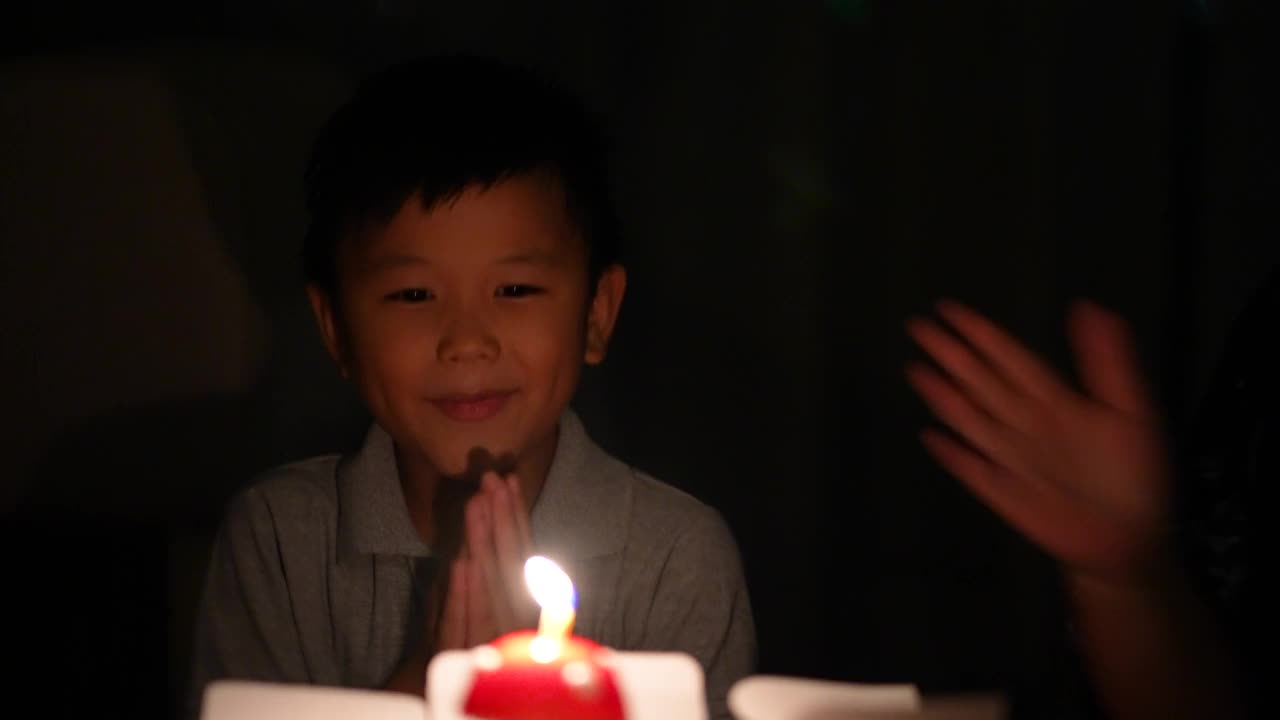 亚洲小孩和他妈妈一起吃生日蛋糕。庆祝和欢乐的概念视频素材