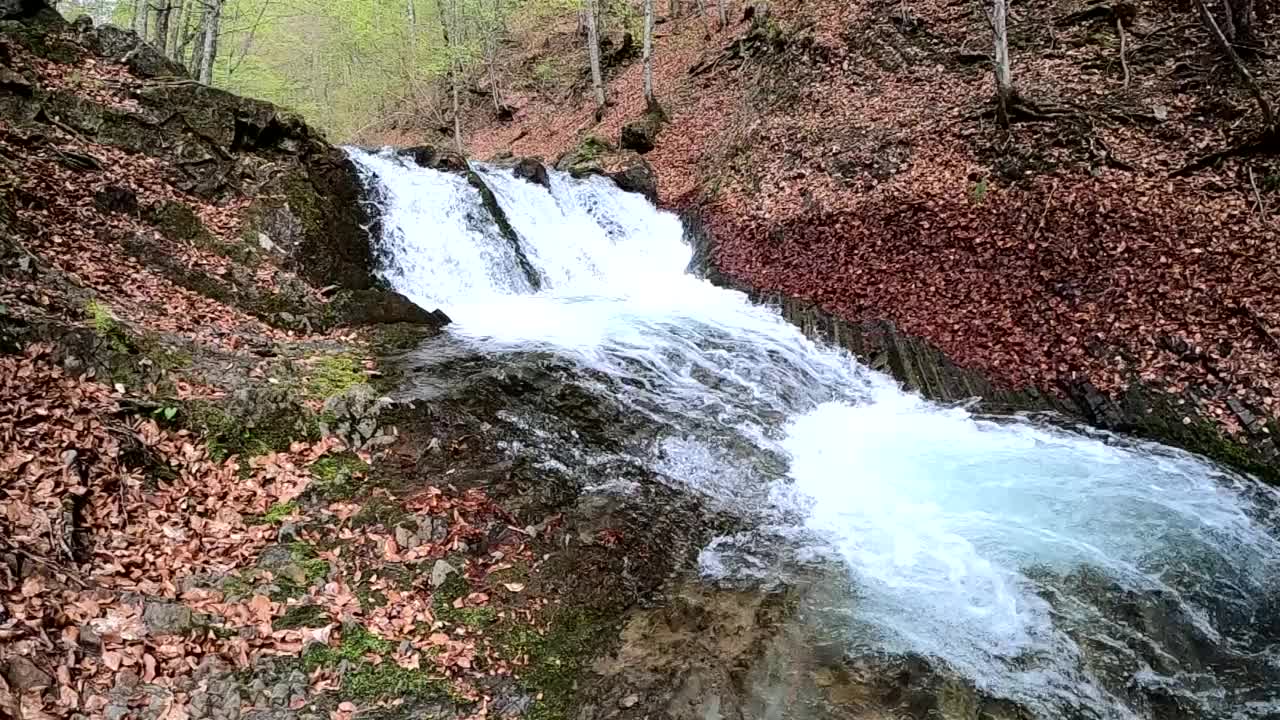 春天山林里的暴风雨瀑布视频素材