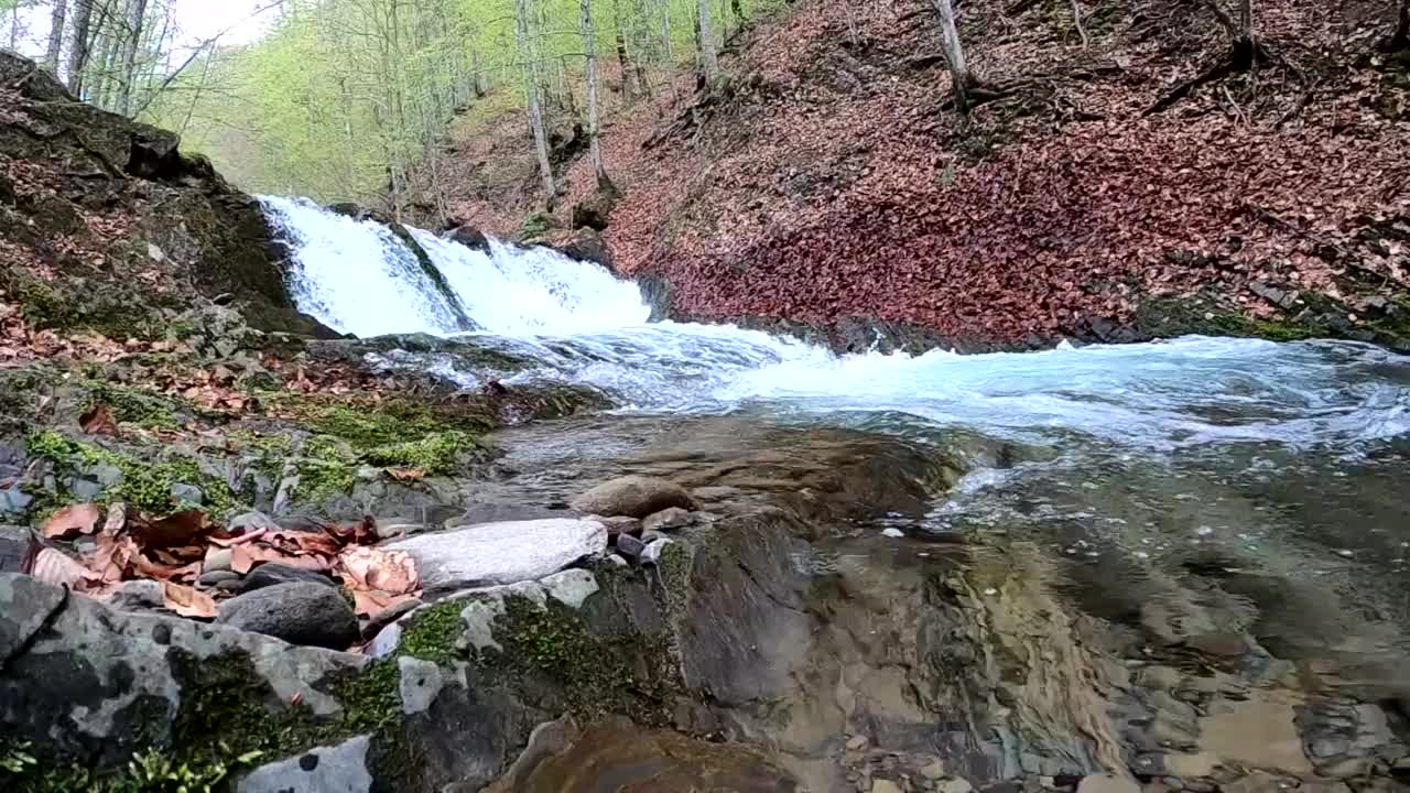 春天山林里的暴风雨瀑布视频素材