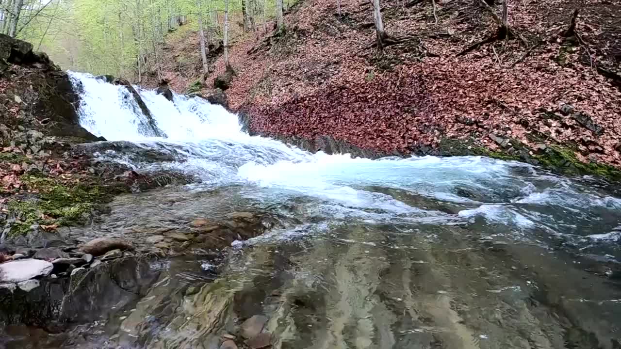 春天山林里的暴风雨瀑布视频素材