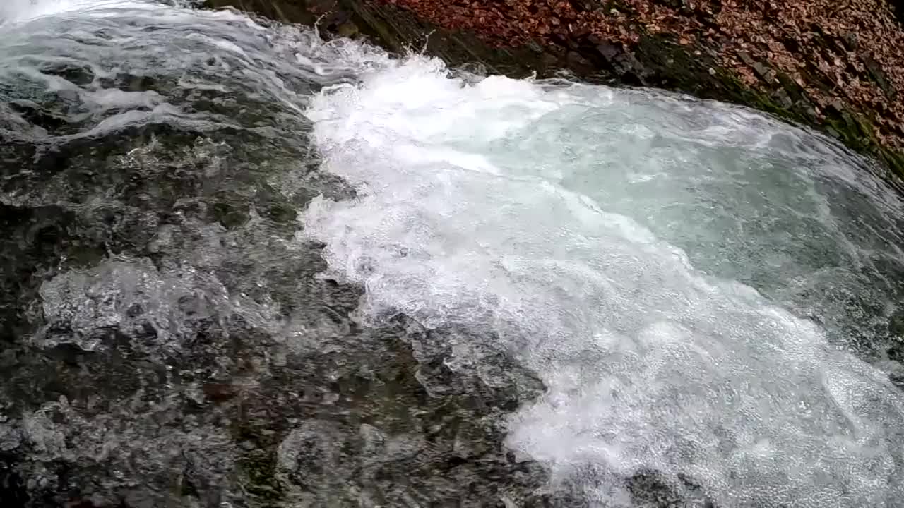 春天山林里的暴风雨瀑布视频素材