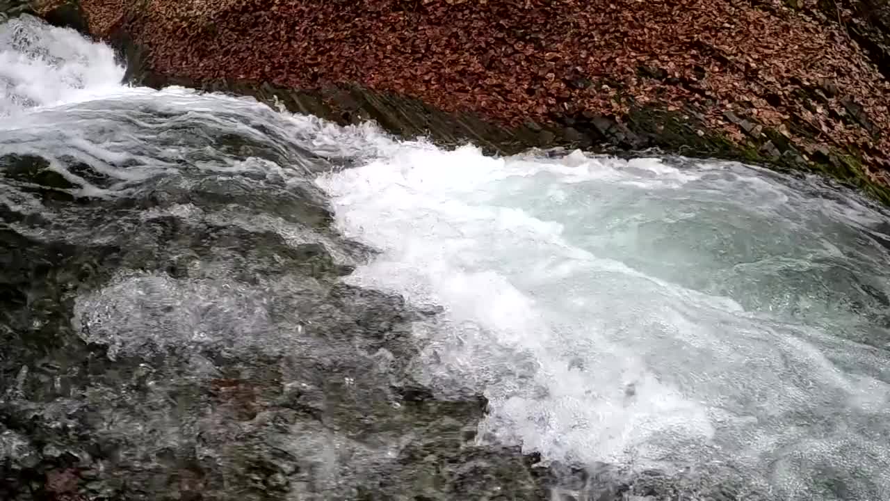 春天山林里的暴风雨瀑布视频素材