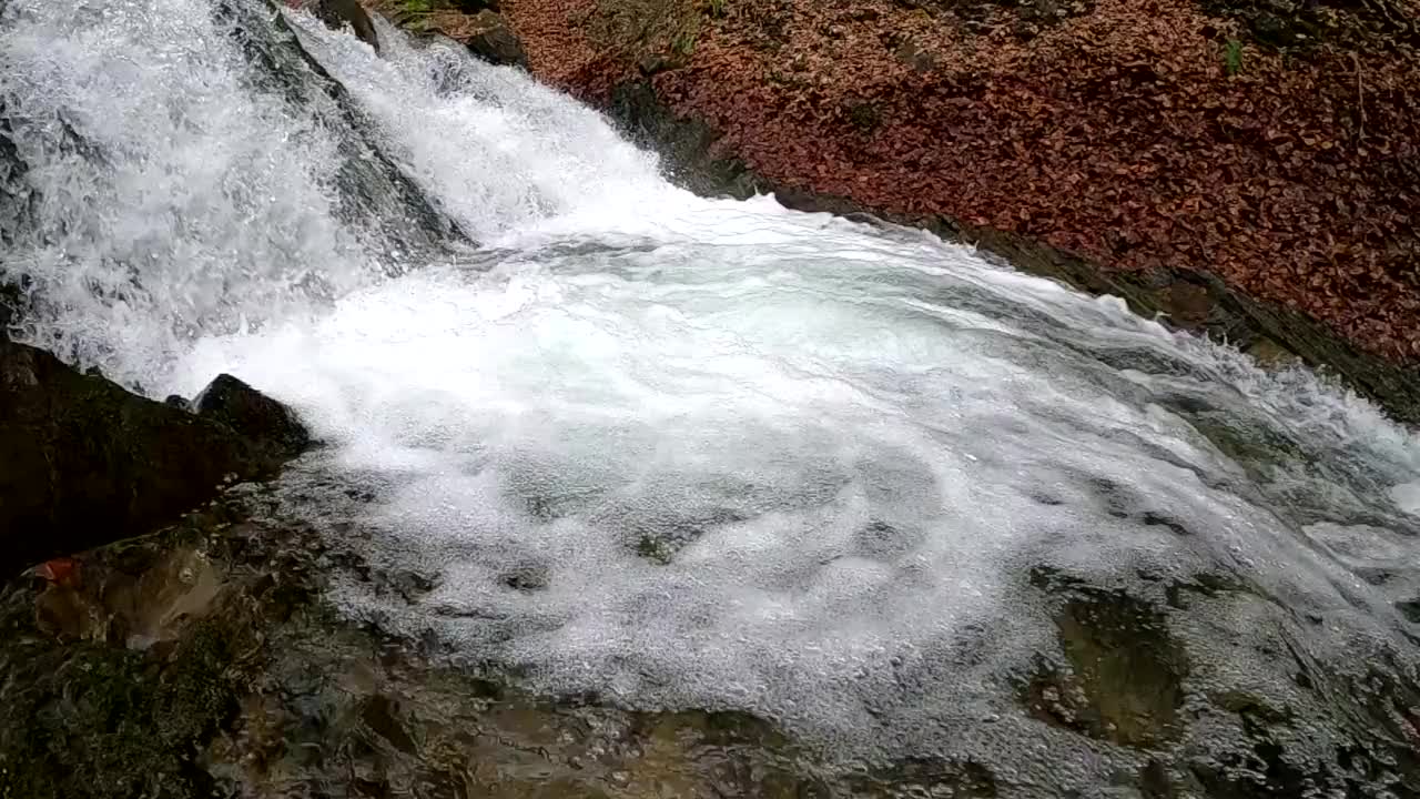 春天山林里的暴风雨瀑布视频素材