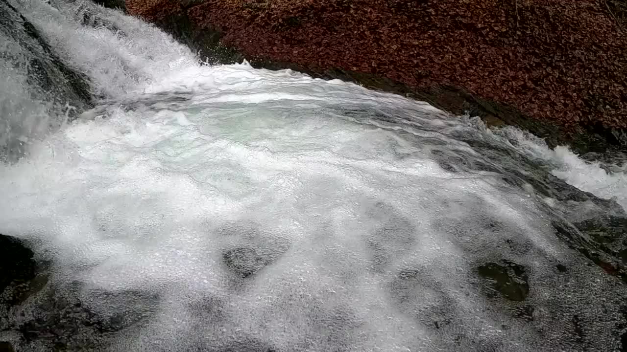 春天山林里的暴风雨瀑布视频素材