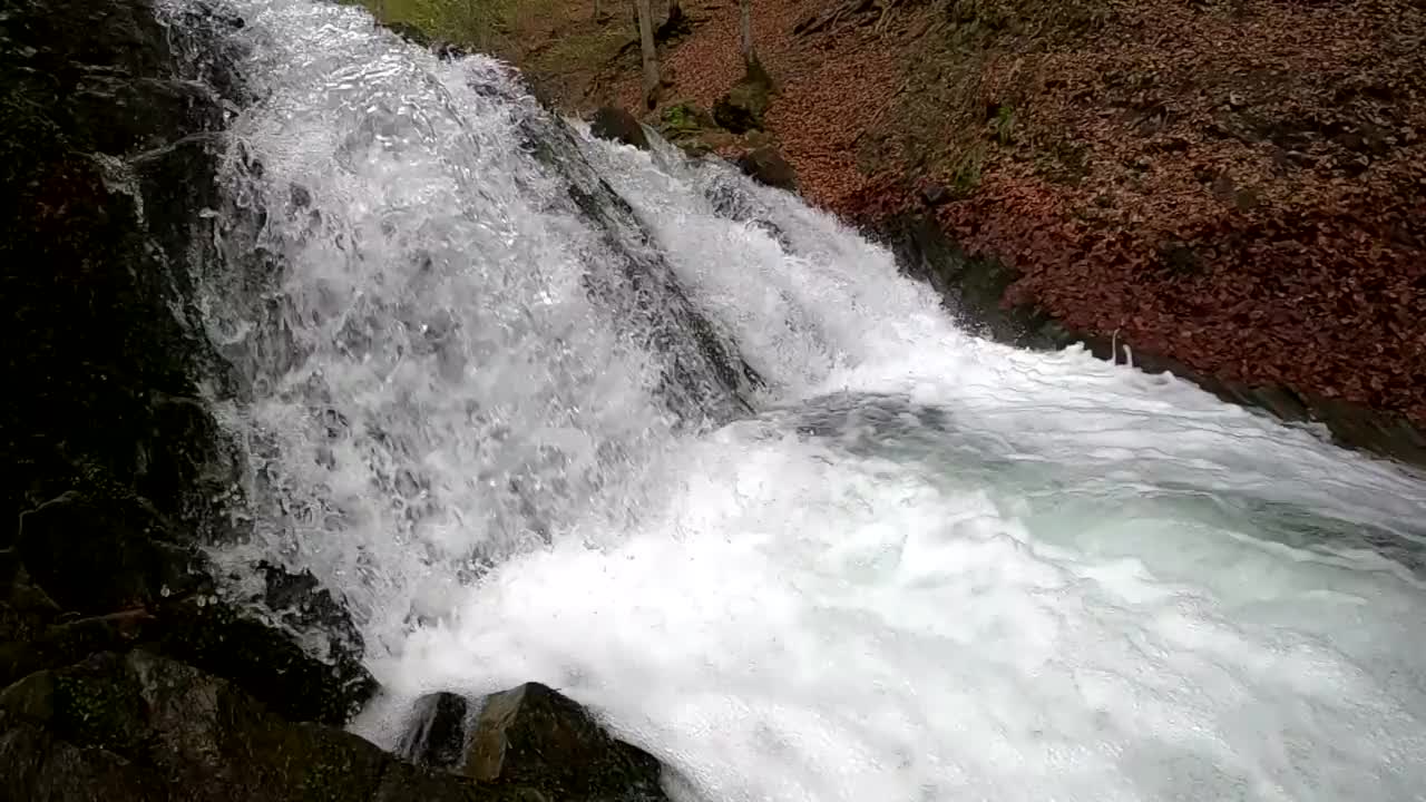 春天山林里的暴风雨瀑布视频素材