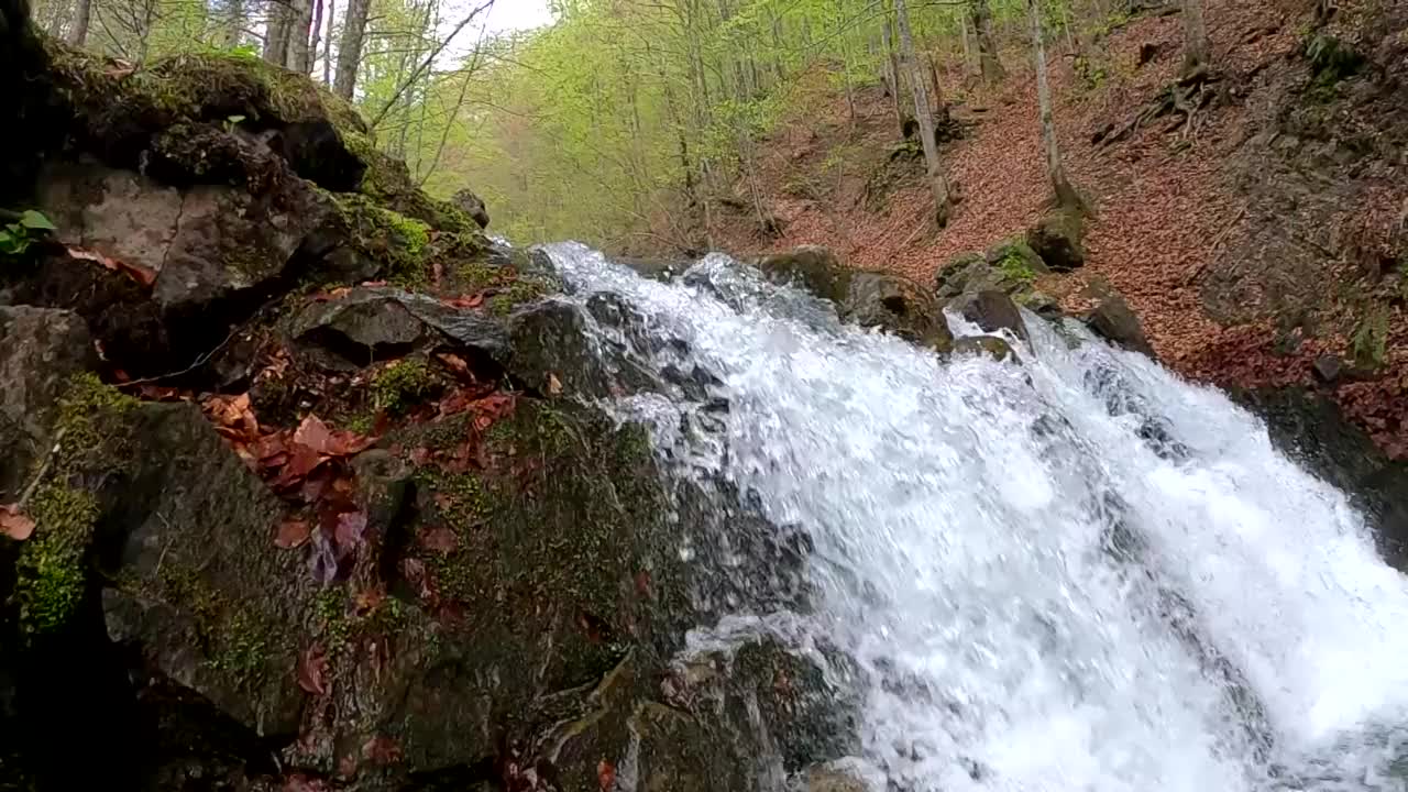 春天山林里的暴风雨瀑布视频素材