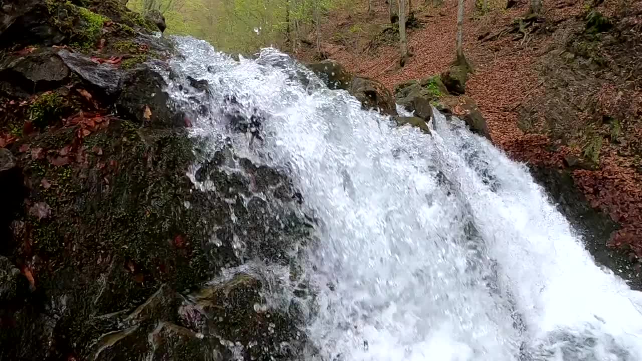 春天山林里的暴风雨瀑布视频素材