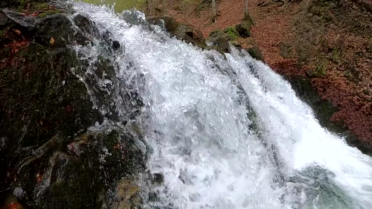 春天山林里的暴风雨瀑布视频素材