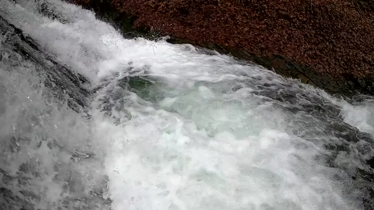 春天山林里的暴风雨瀑布视频素材