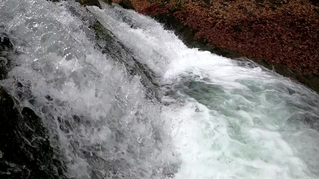 春天山林里的暴风雨瀑布视频素材