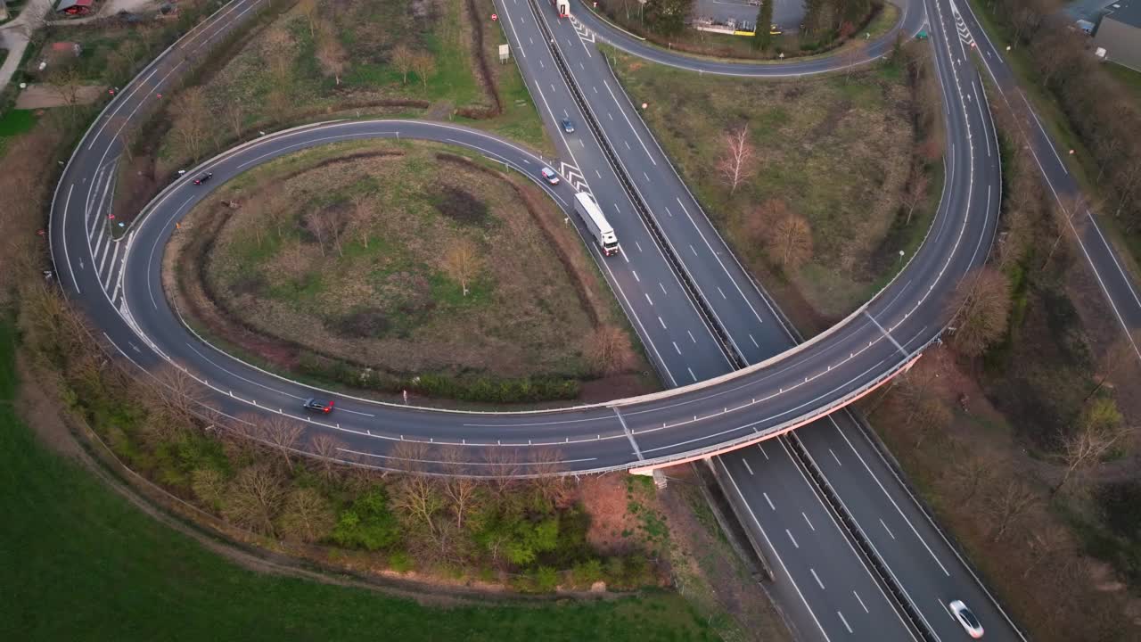 高速公路十字路口的鸟瞰图与快速移动的重型交通。有许多汽车和卡车的城际交通视频素材