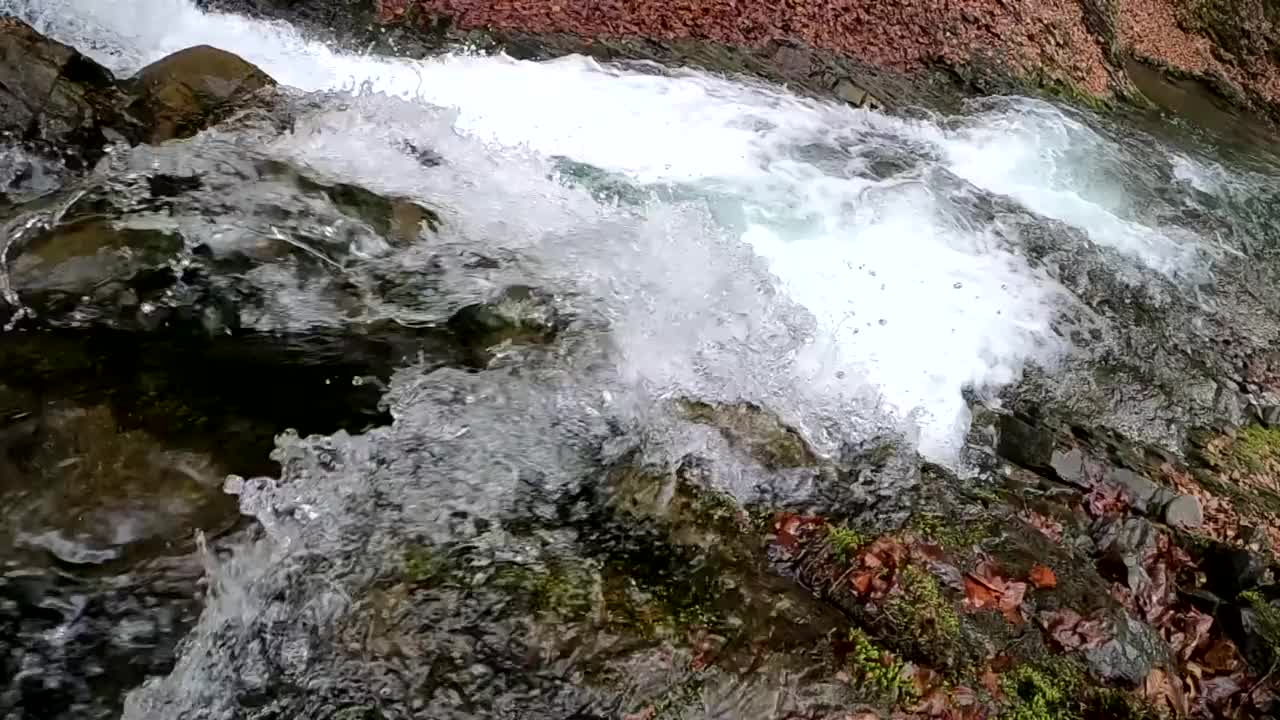 春天山林里的暴风雨瀑布视频素材