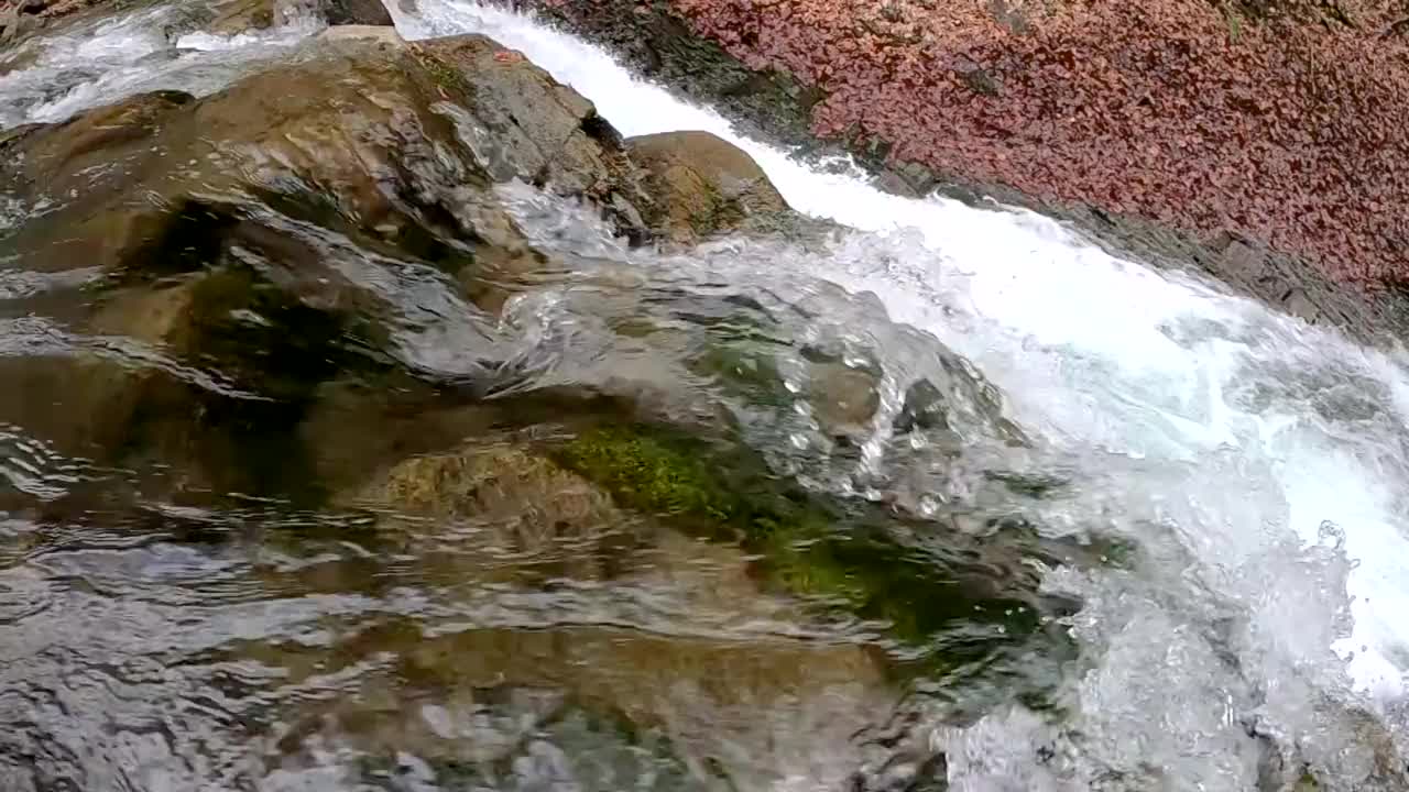 春天山林里的暴风雨瀑布视频素材