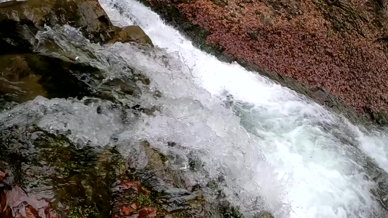 春天山林里的暴风雨瀑布视频素材