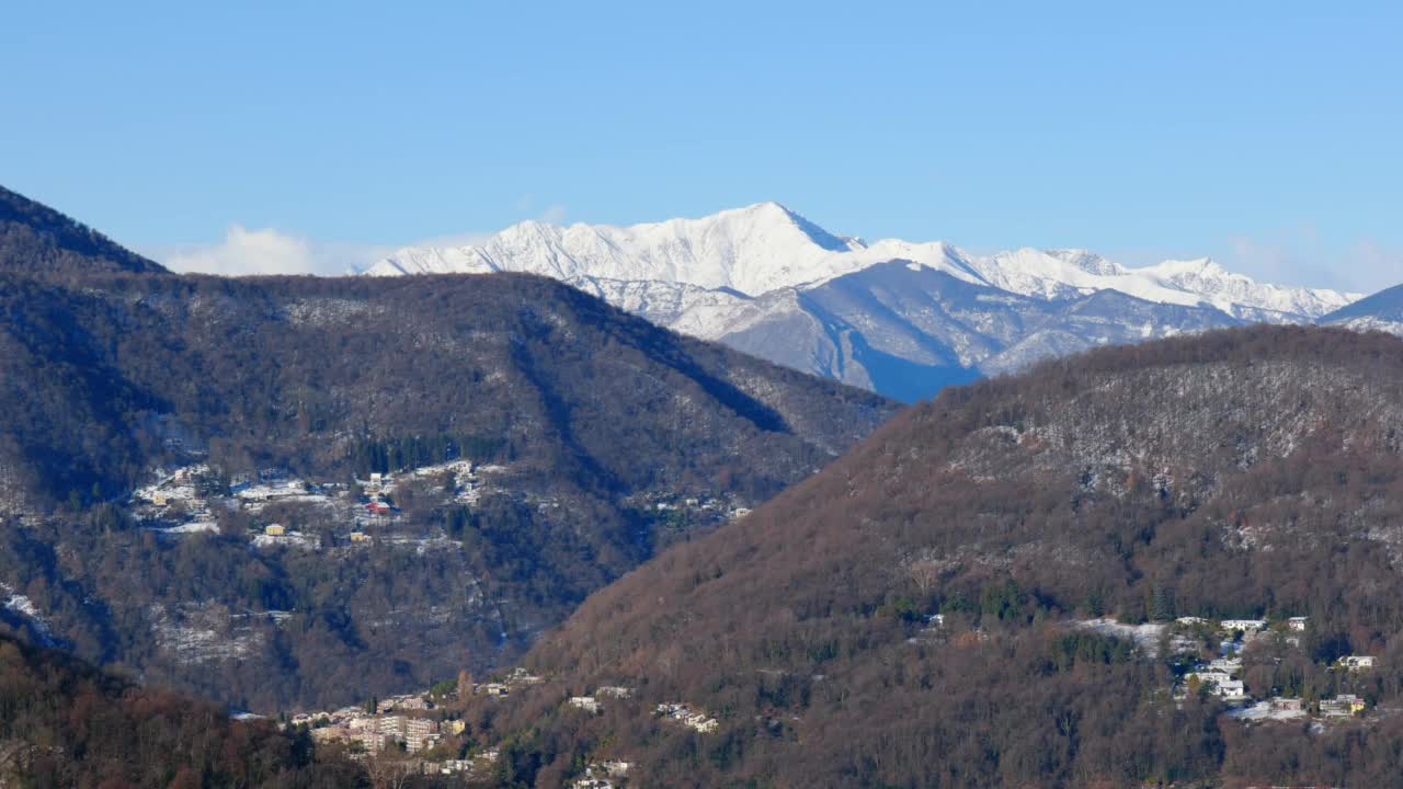 村庄特蕾莎桥和山景与雪和晴朗的蓝天晴天视频素材