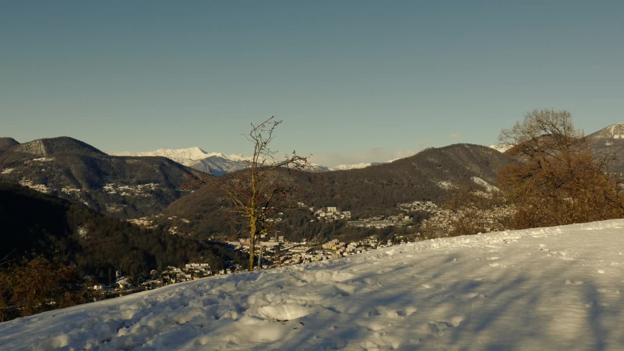 男人散步和手臂举起喜悦山景与雪和晴朗的蓝天在一个晴朗的日子视频素材