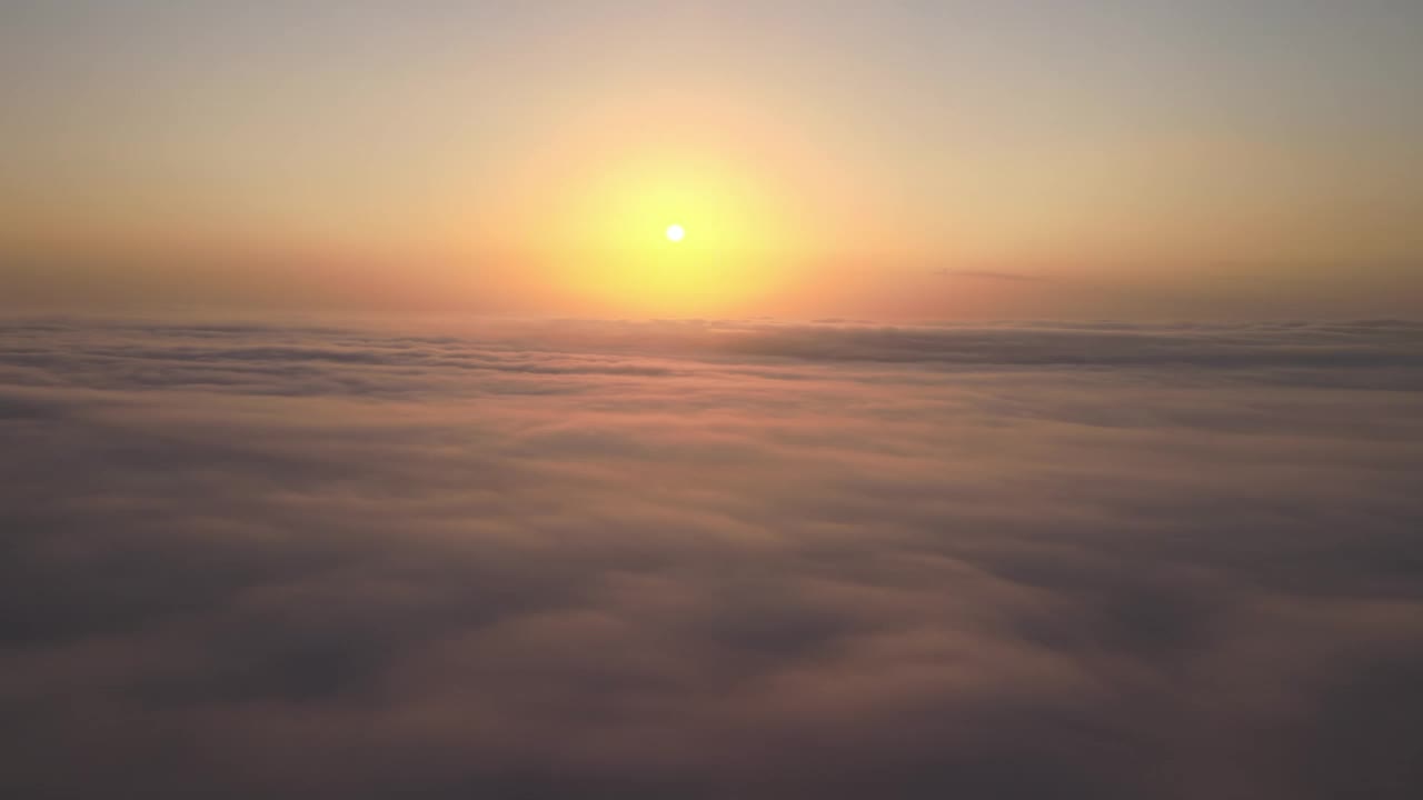 从高空飞机窗口鸟瞰浓密蓬松的积云在傍晚飞行视频素材