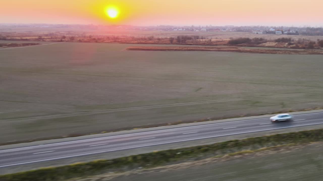 货运货车在公路上行驶运输货物的鸟瞰图。配送运输和物流概念视频素材