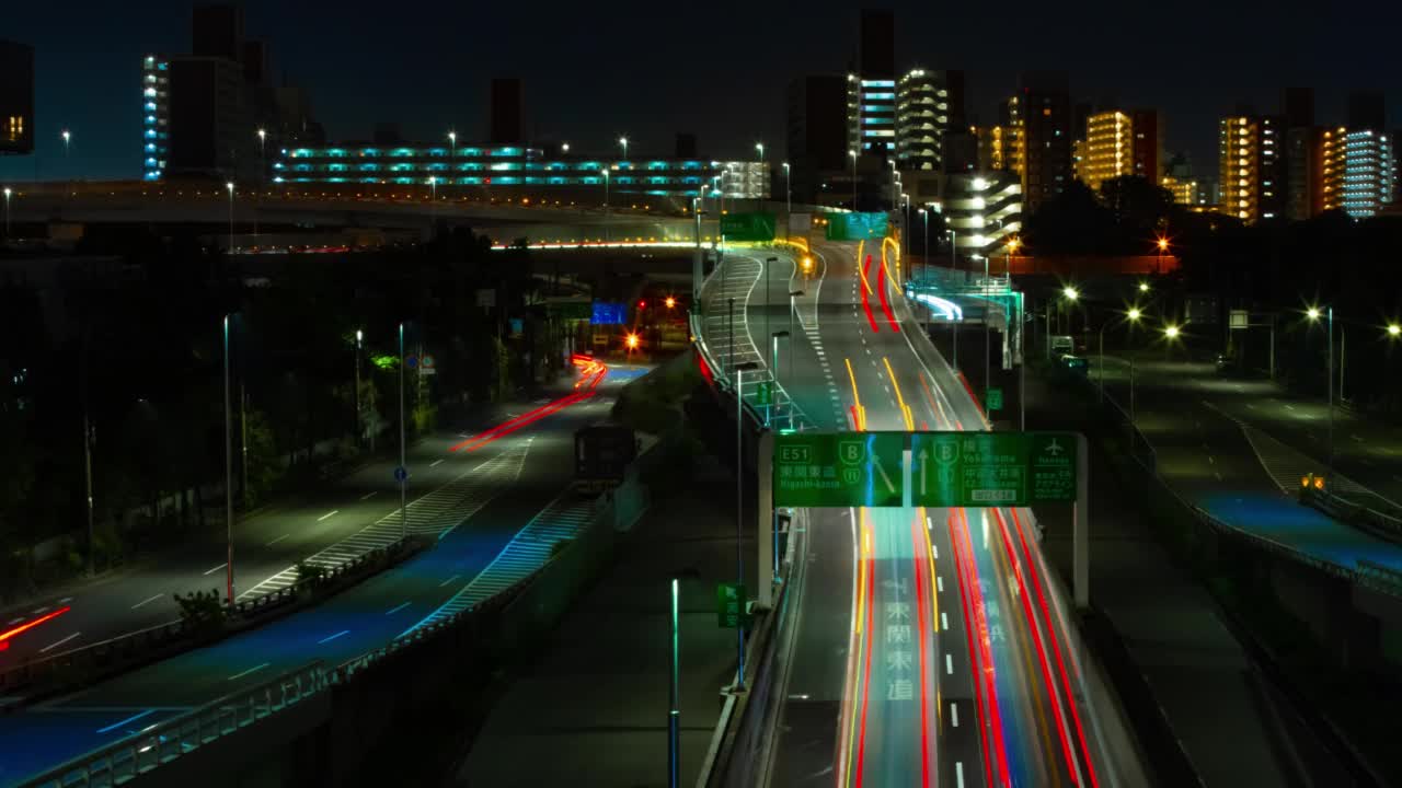 在东京的城市街道上，一晚的交通堵塞视频素材