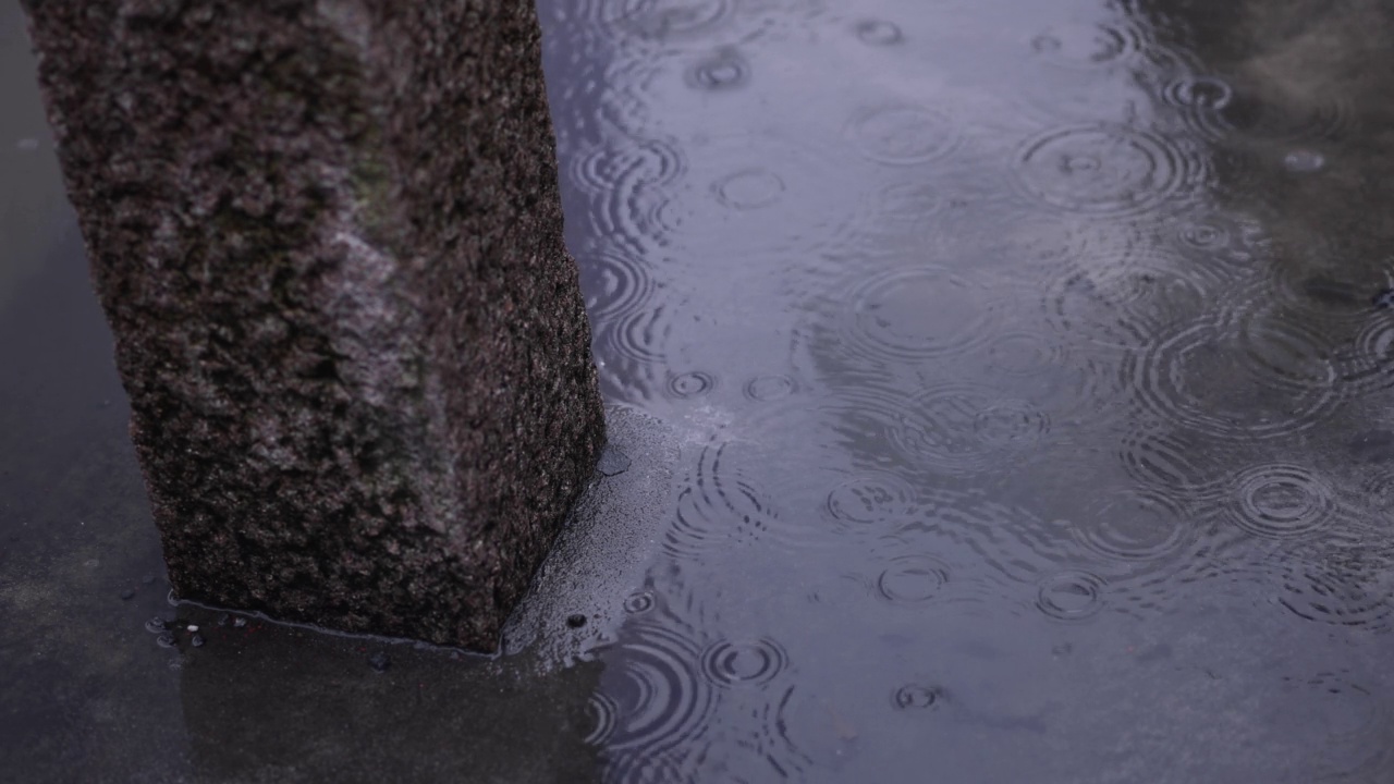 下雨天，高速拍摄街道上的水坑视频素材