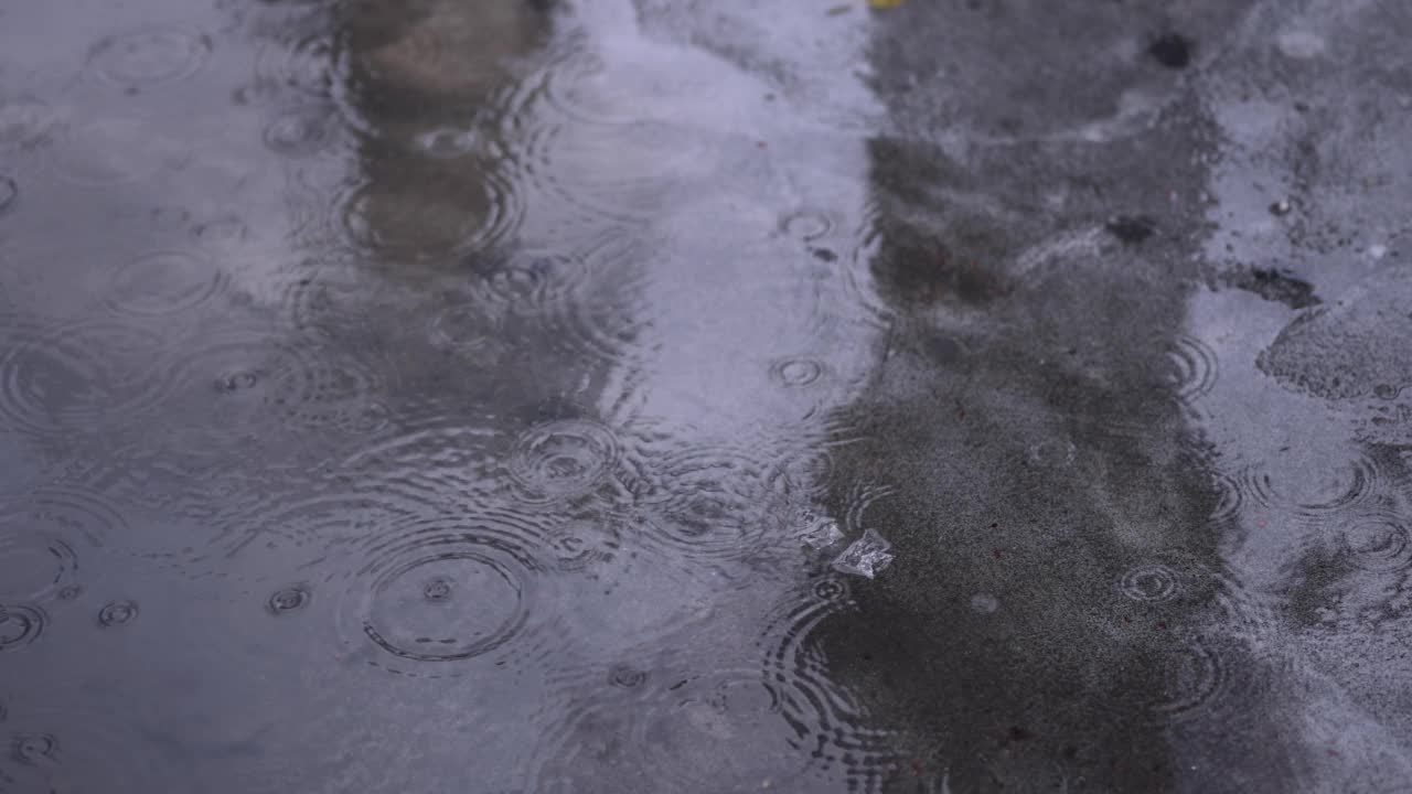 下雨天，高速拍摄街道上的水坑视频素材