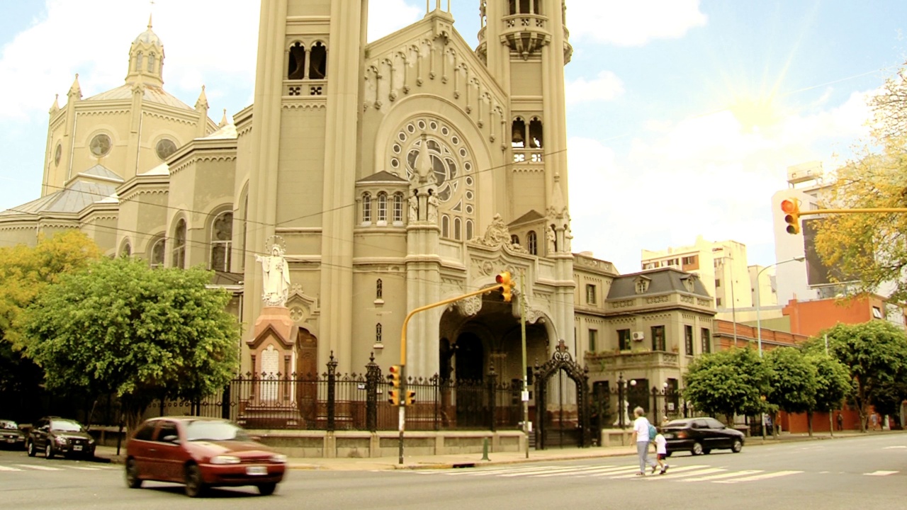 布宜诺斯艾利斯圣母大教堂(西班牙语:Basilica Nuestra Senora de Buenos Aires)在Gaona大道，Caballito区，布宜诺斯艾利斯，阿根廷。视频素材