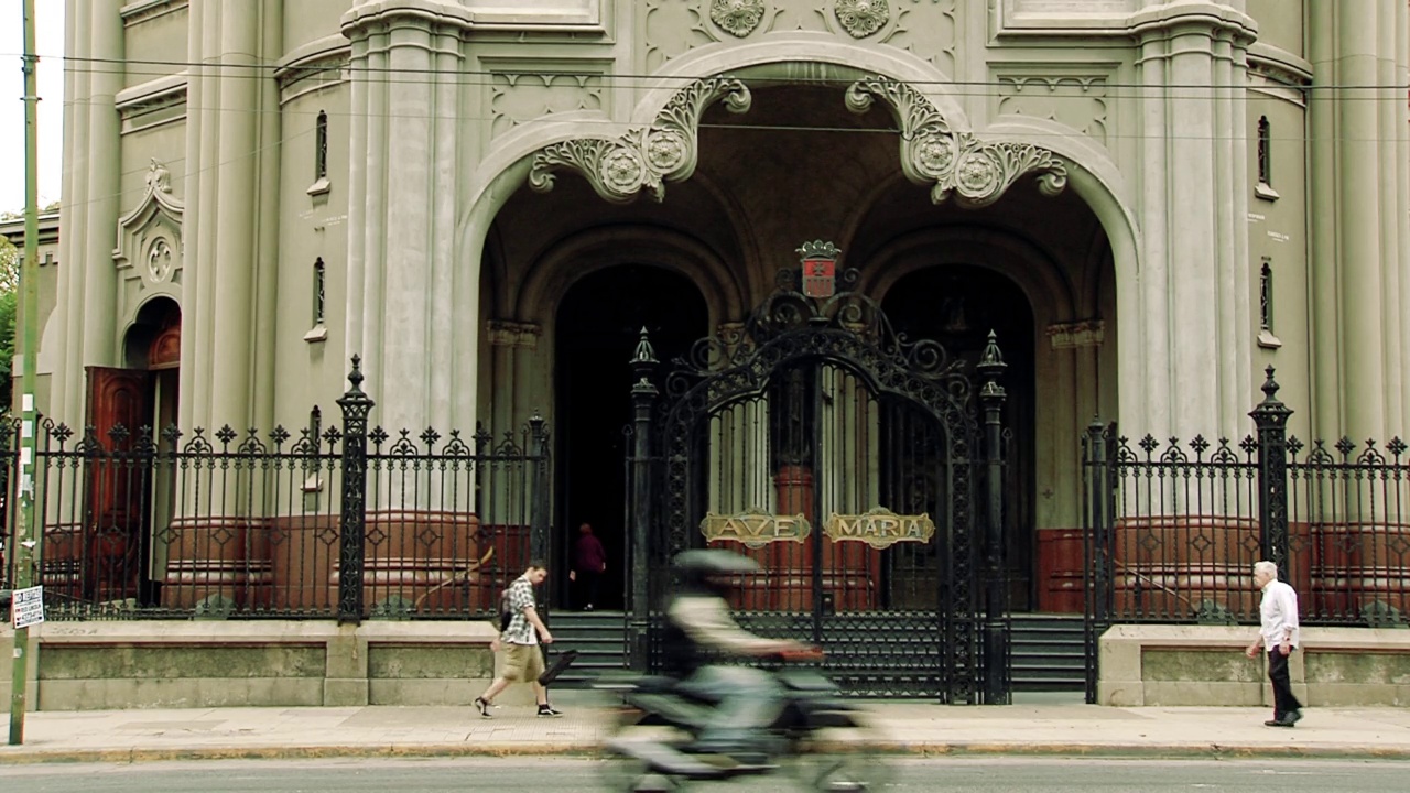 布宜诺斯艾利斯圣母大教堂的主门(西班牙语:Basilica Nuestra Senora de Buenos Aires)在Gaona大道，Caballito区，布宜诺斯艾利斯，阿根廷。视频素材