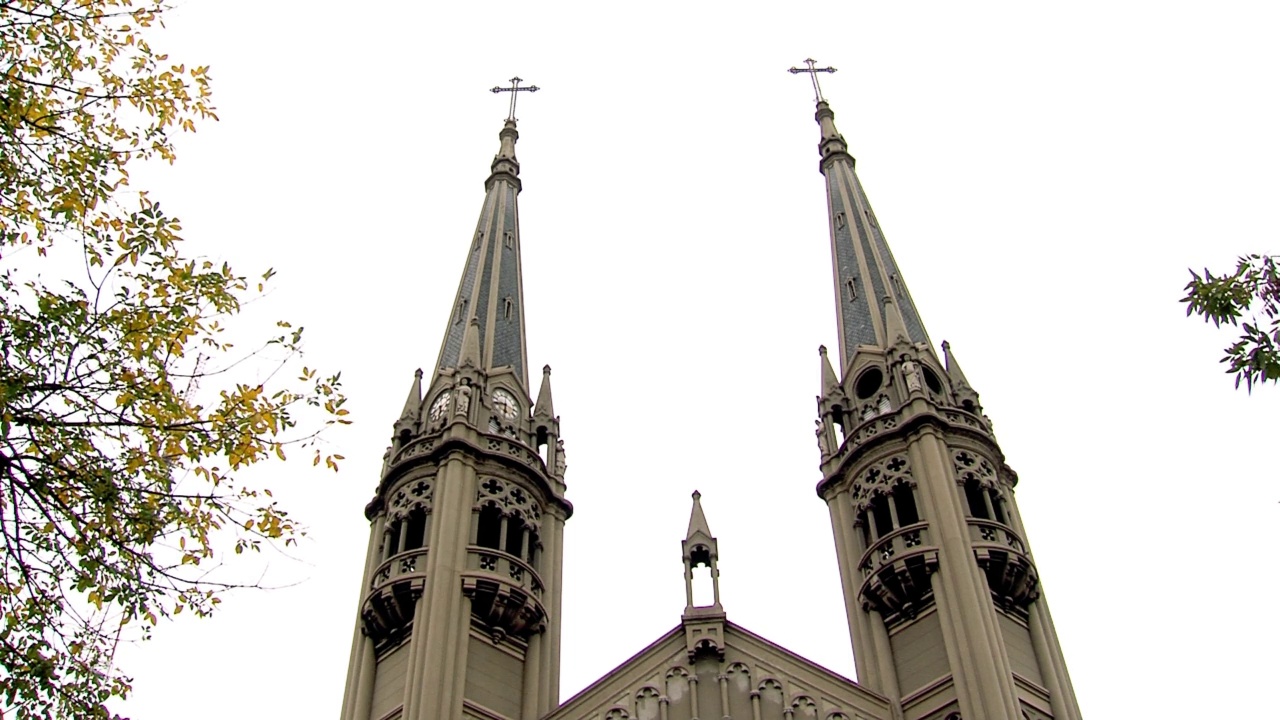 布宜诺斯艾利斯圣母大教堂(西班牙语:Basilica Nuestra Senora de Buenos Aires)在Gaona大道，Caballito区，布宜诺斯艾利斯，阿根廷。视频素材