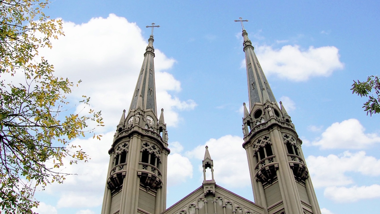 布宜诺斯艾利斯圣母大教堂的塔尖和塔(西班牙语:Basilica Nuestra Senora de Buenos Aires)在Gaona大道，Caballito区，布宜诺斯艾利斯，阿根廷。视频素材