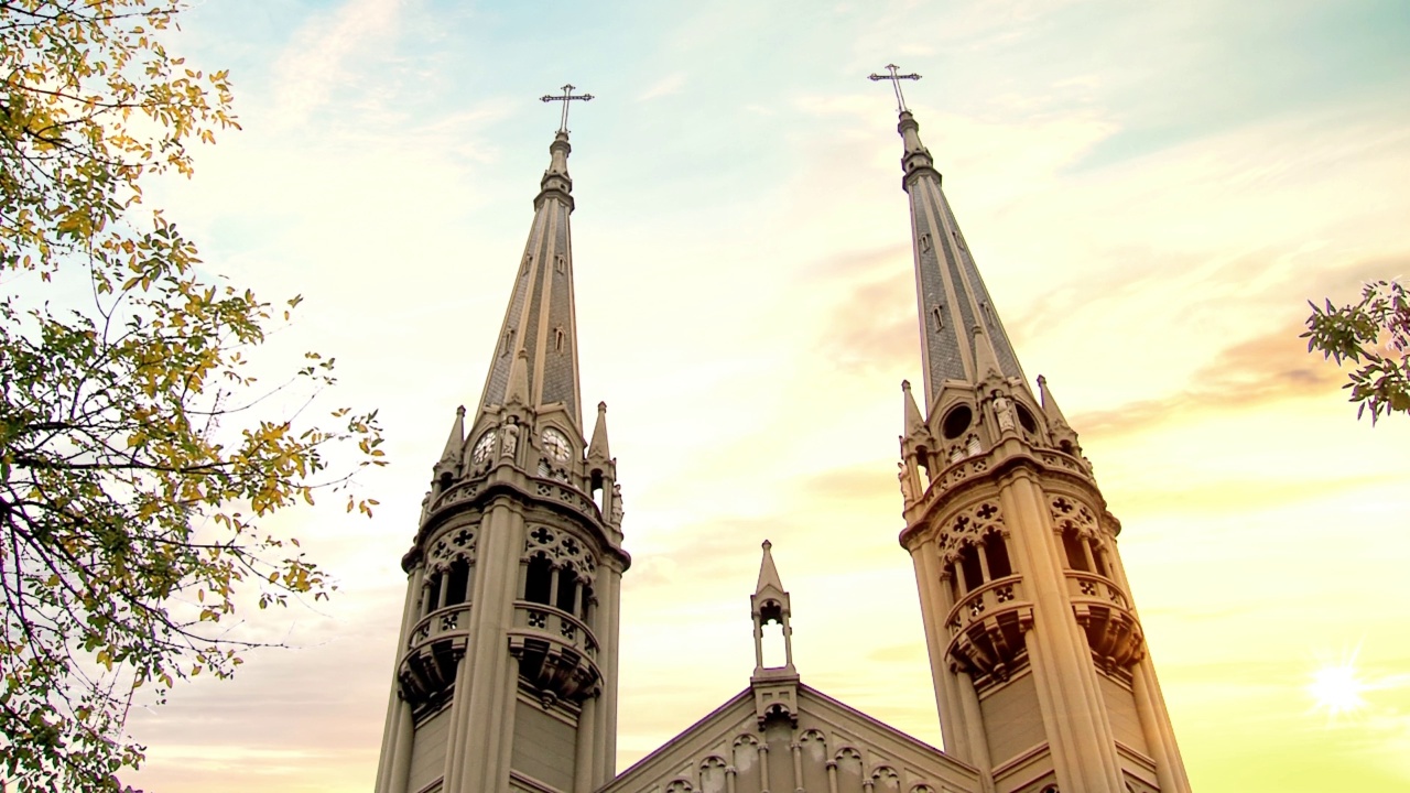 仰望布宜诺斯艾利斯圣母大教堂(西班牙语:Basilica Nuestra Senora de Buenos Aires)在日落的Gaona大道，Caballito区，布宜诺斯艾利斯，阿根廷。视频素材