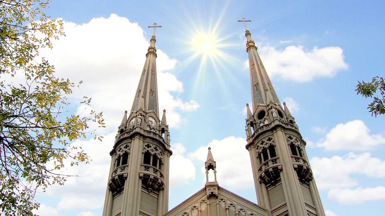 布宜诺斯艾利斯圣母大教堂(西班牙语:Basilica Nuestra Senora de Buenos Aires)在Gaona大道，Caballito区，布宜诺斯艾利斯，阿根廷。视频素材