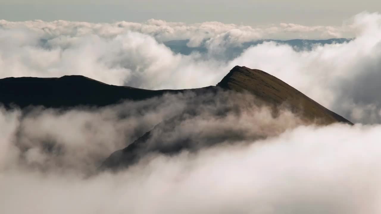 云霄之上的山峰视频素材