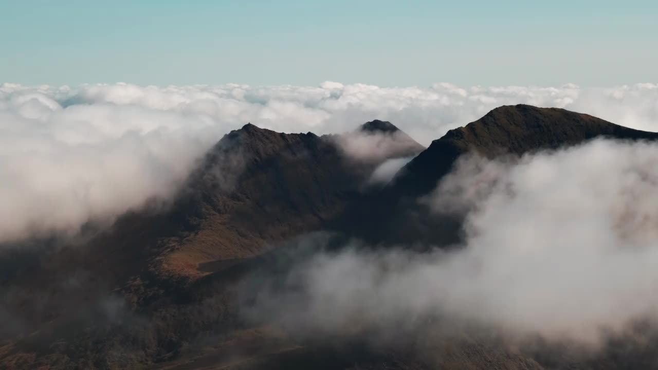 风景名山的山峰与移动的云视频素材