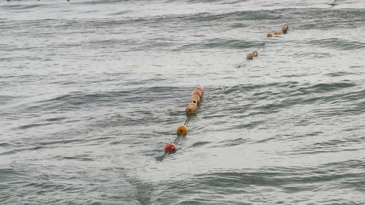 波浪运动和游泳区浮标视频下载