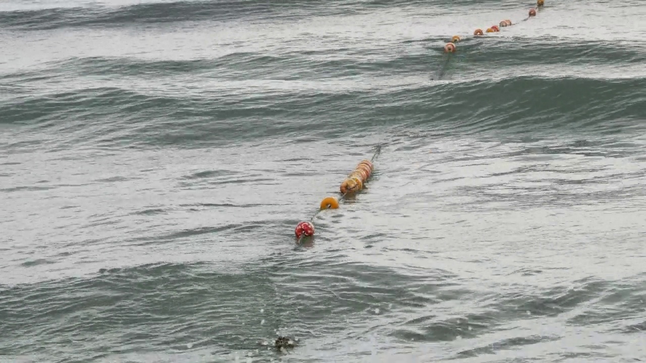 波浪运动和游泳区浮标视频下载