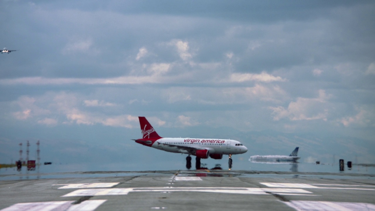 美国维珍航空空客A319在旧金山滑行视频素材