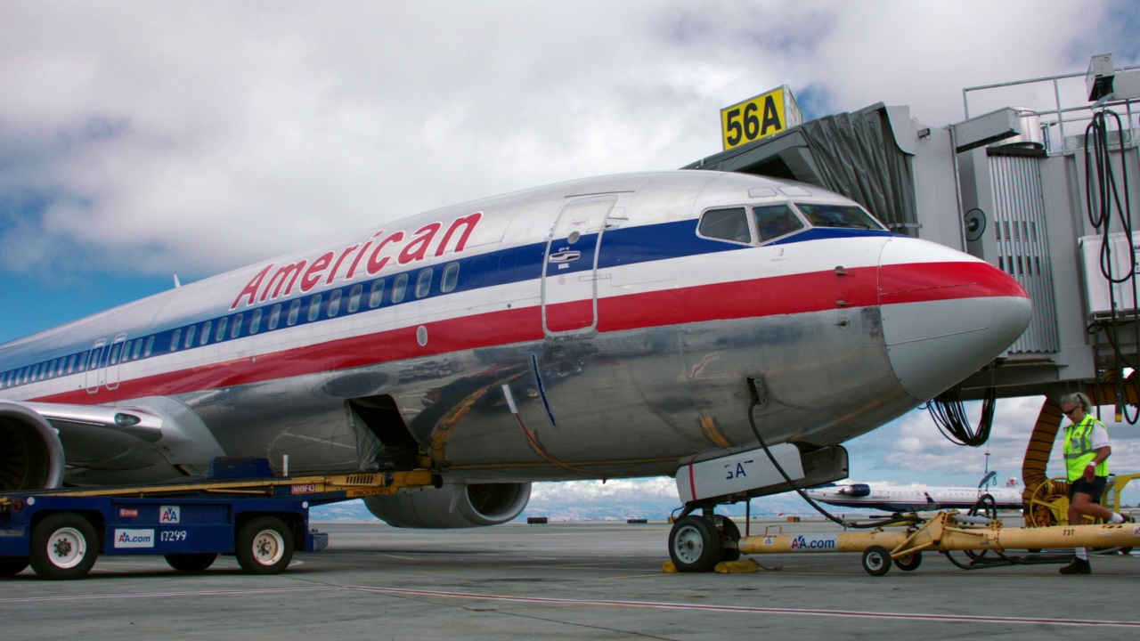 加州大学美国航空公司(CU American Airlines)波音737停在加州旧金山机场(SFO / San Francisco)门口视频素材