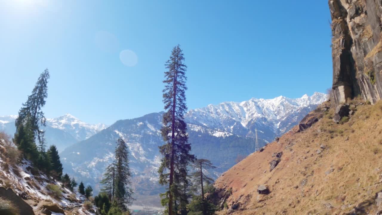 印度喜马偕尔邦冬季，马纳利被雪覆盖的山脉的景观拍摄。雪山在阳光下的景色。视频素材