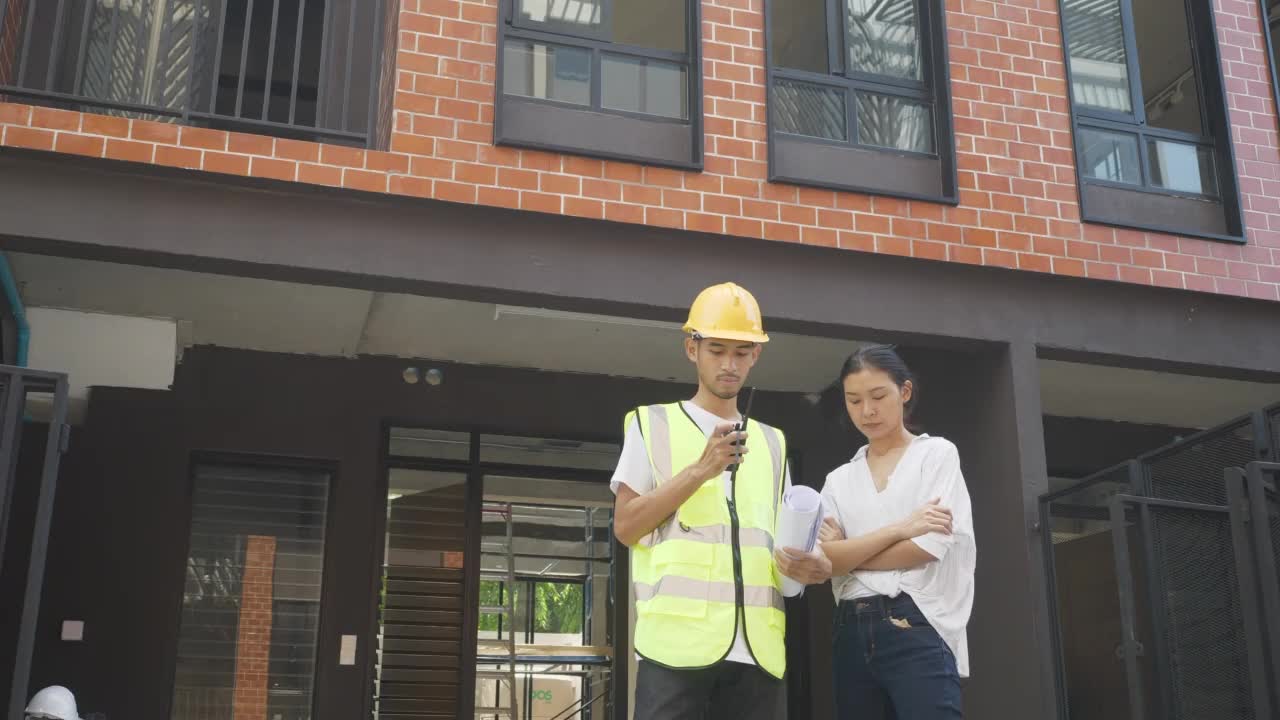 建筑工地的建筑师和土木工程师。视频素材