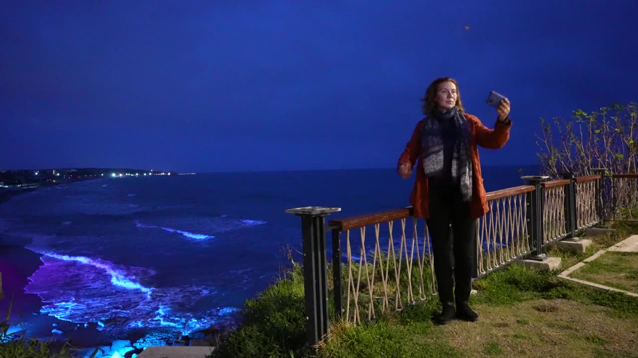 一名女子用手机自拍海景。视频素材