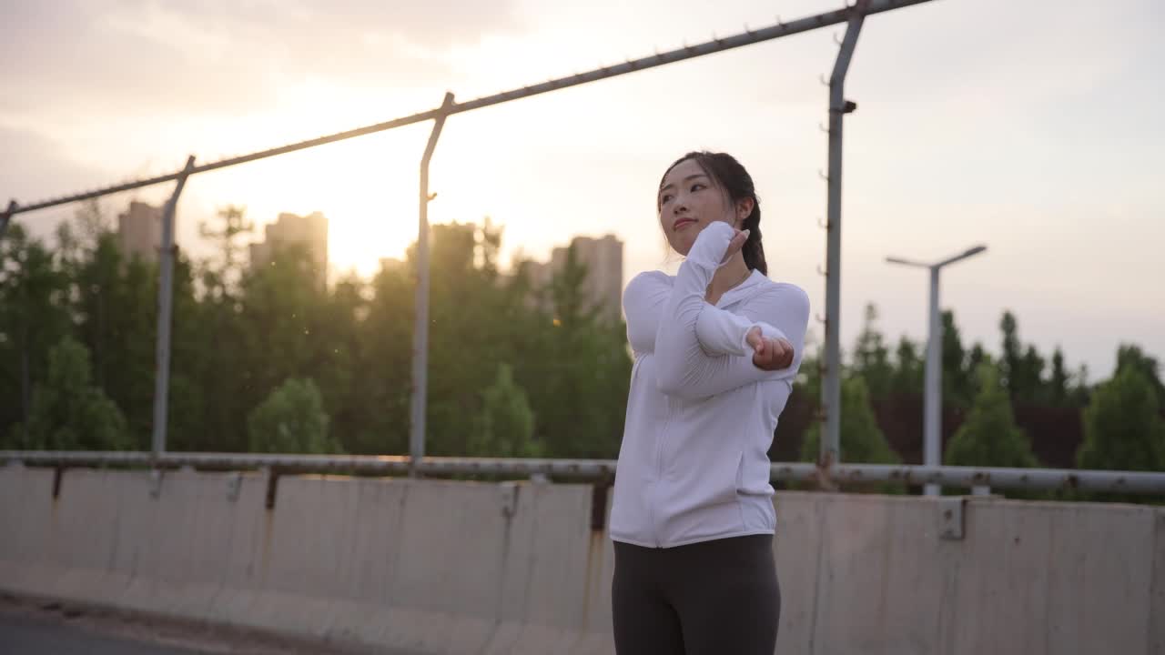 女人在早上伸展手臂视频素材